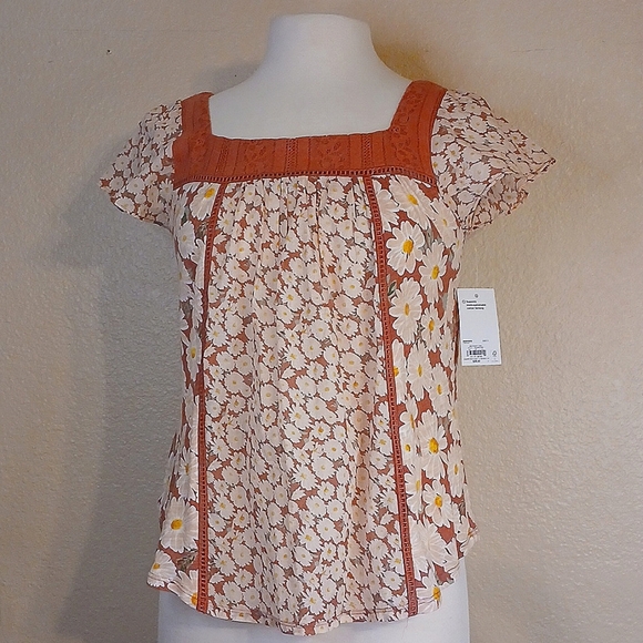 so goods for life Tops - Orange lace daisy blouse women's size small